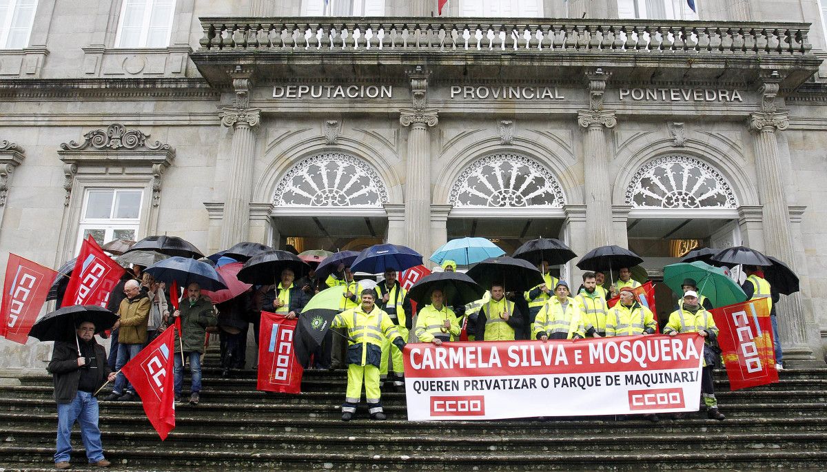 Concentración de los trabajadores del Parque de Maquinaria de la Deputación