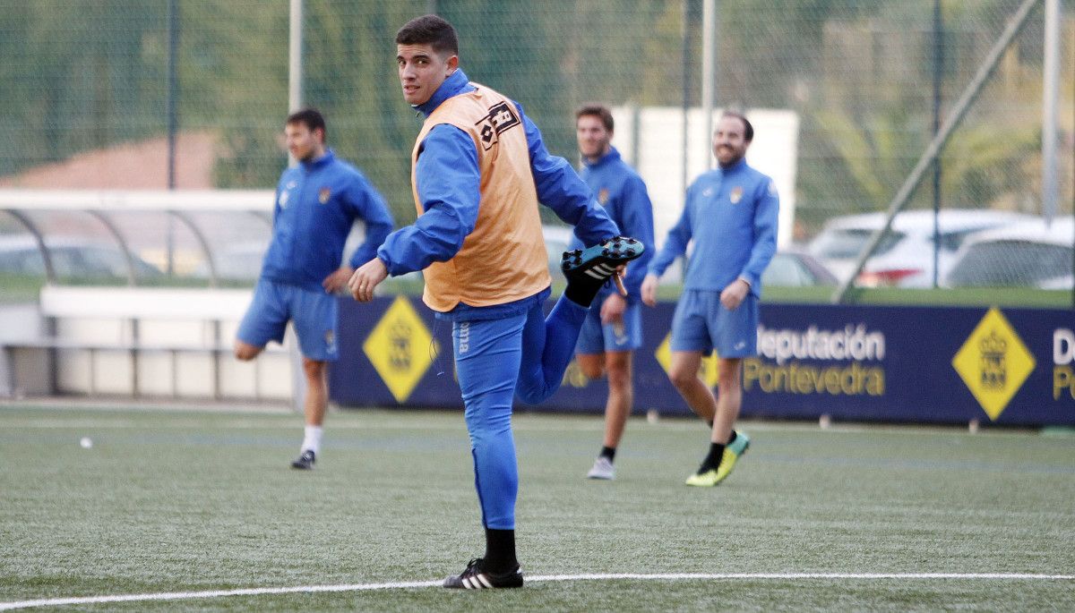 Adrián Gómez nun adestramento do Pontevedra en Príncipe Felipe