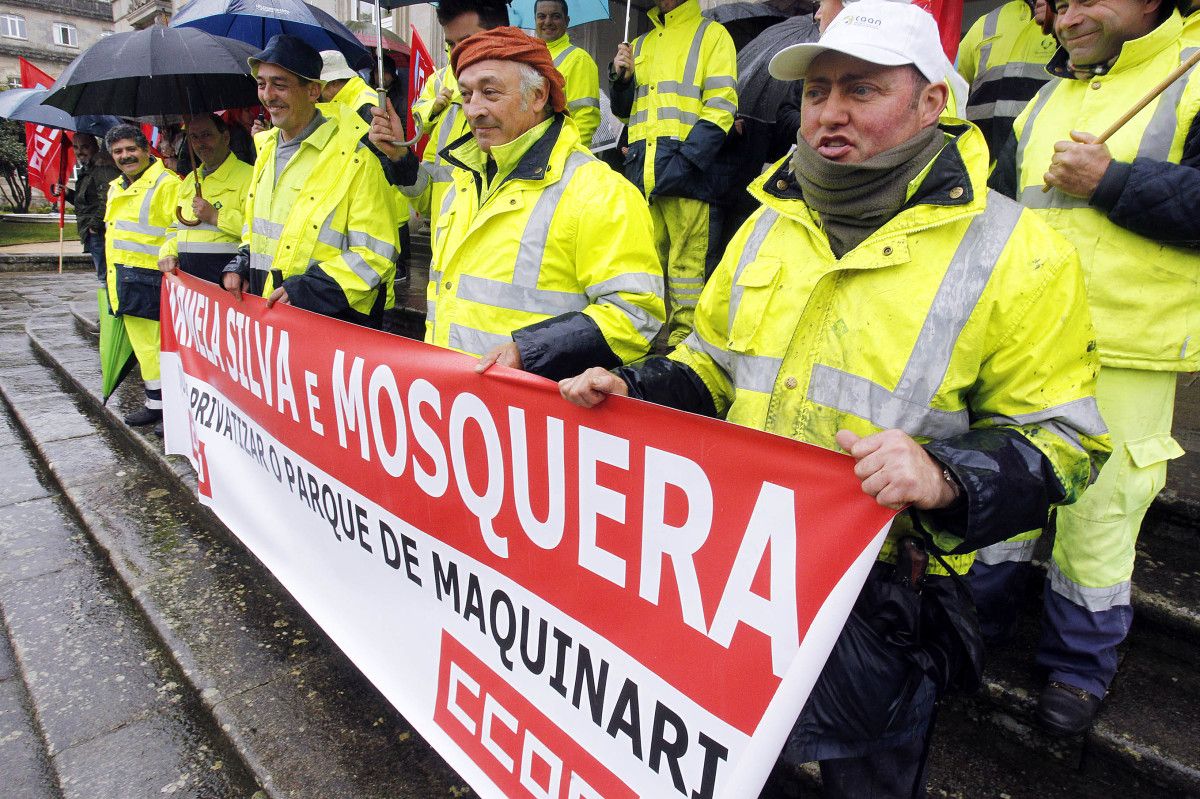 Concentración de los trabajadores del Parque de Maquinaria de la Deputación