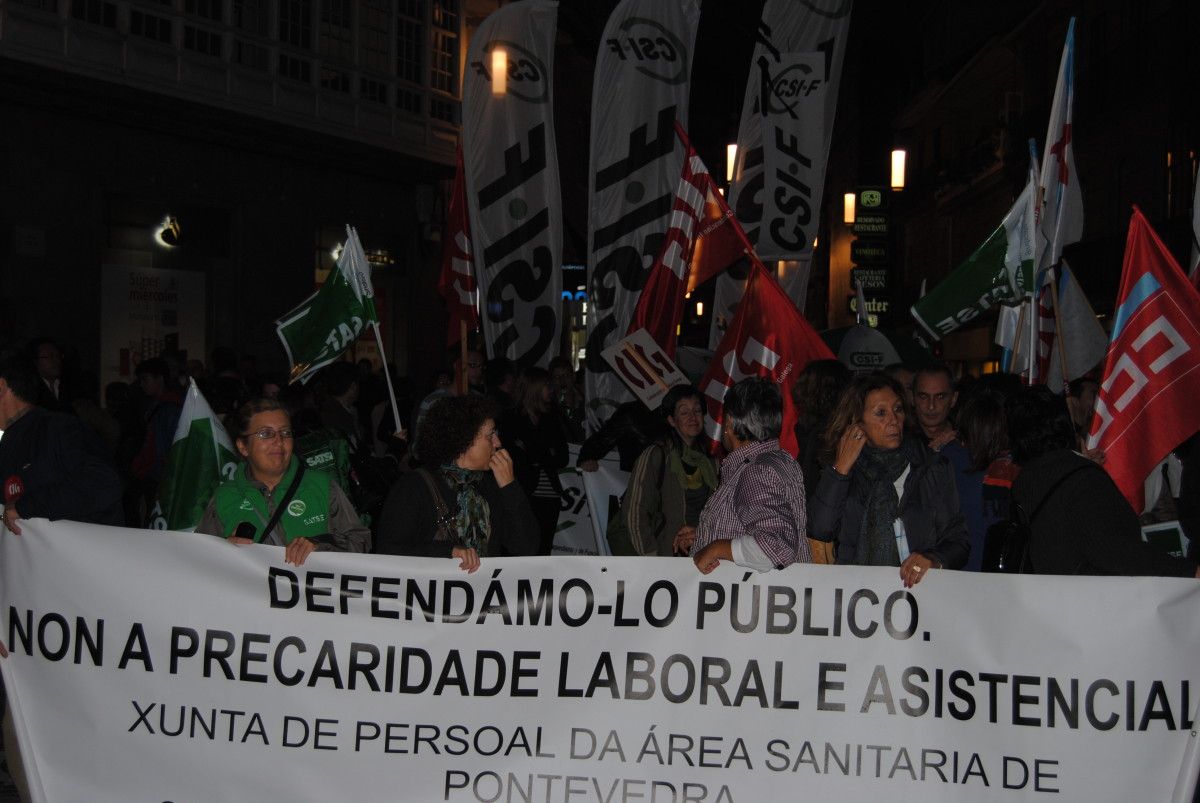 Traballadores da Xunta de Persoal da Área Sanitaria de Pontevedra durante a manifestación