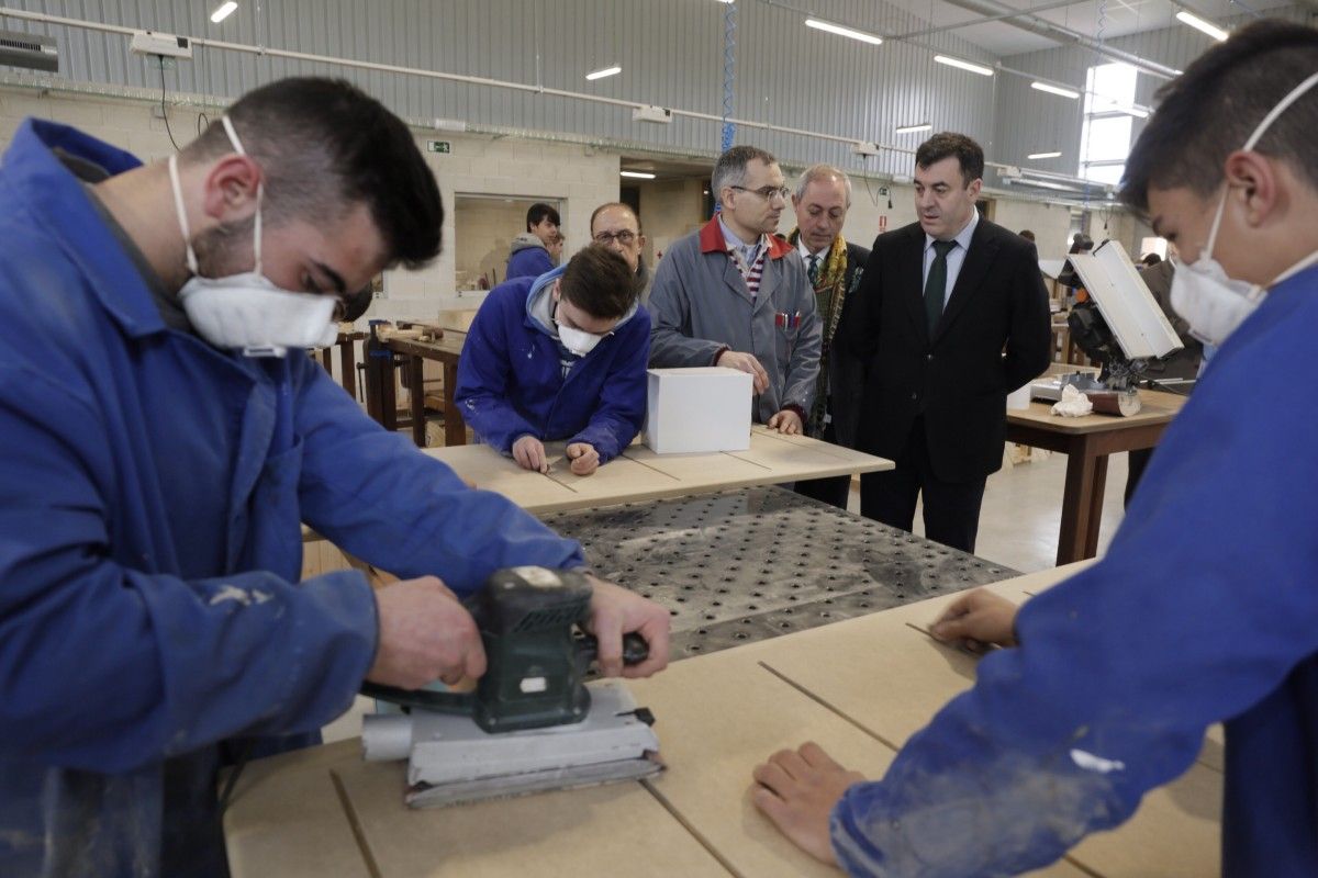 El conselleiro de Educación, Román Rodríguez, visita el CIFP A Xunqueira I