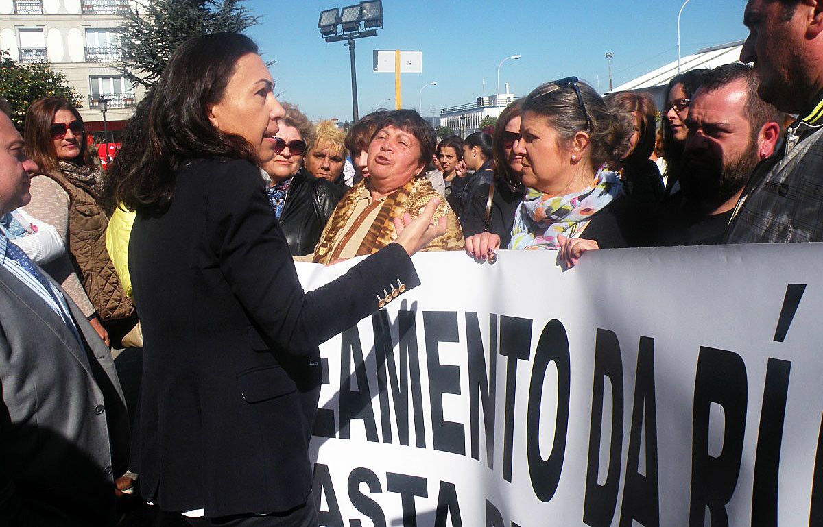 La alcaldesa María Ramallo con la Plataforma por el Saneamento de la ría