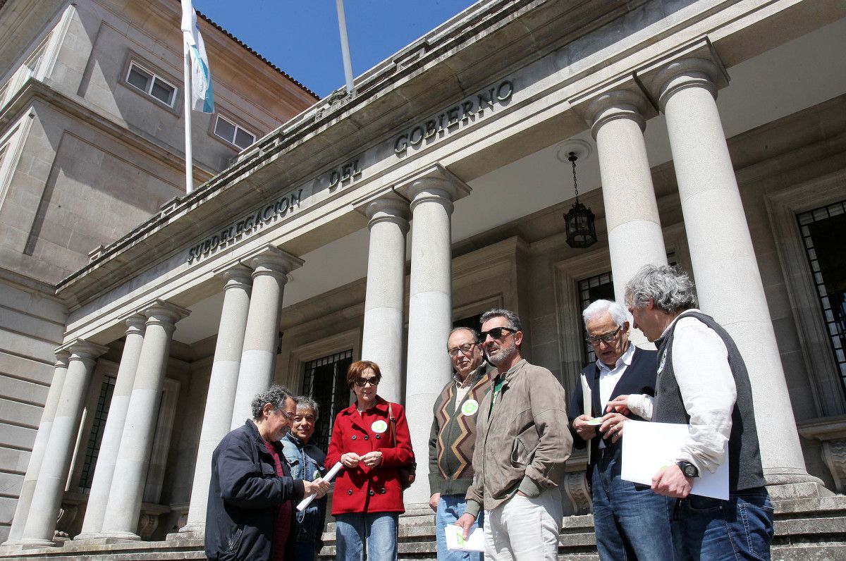 Colectivos que piden el saneamiento de la ría de Pontevedra en la Subdelegación