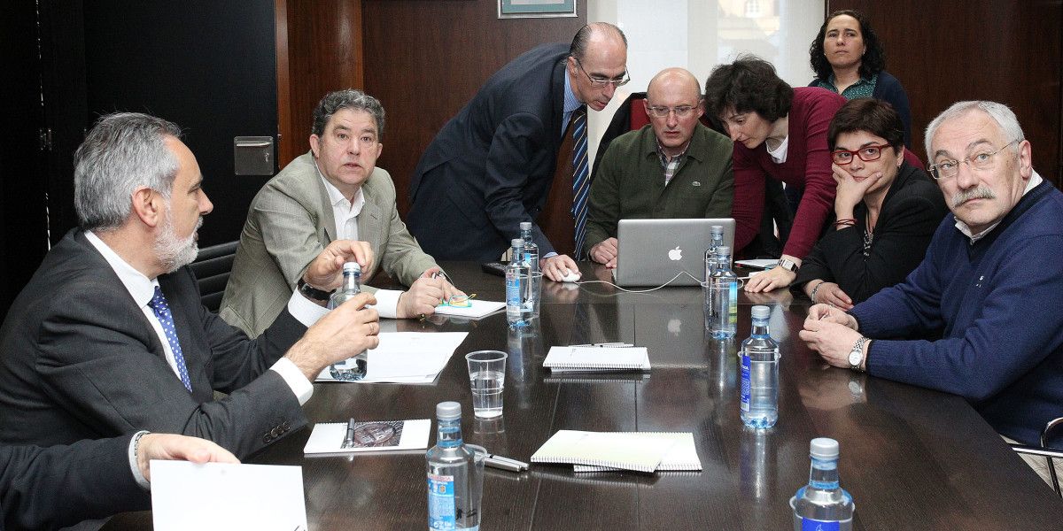 Reunión del conselleiro de Sanidade, Jesús Vázquez Almuíña, con el alcalde de Pontevedra