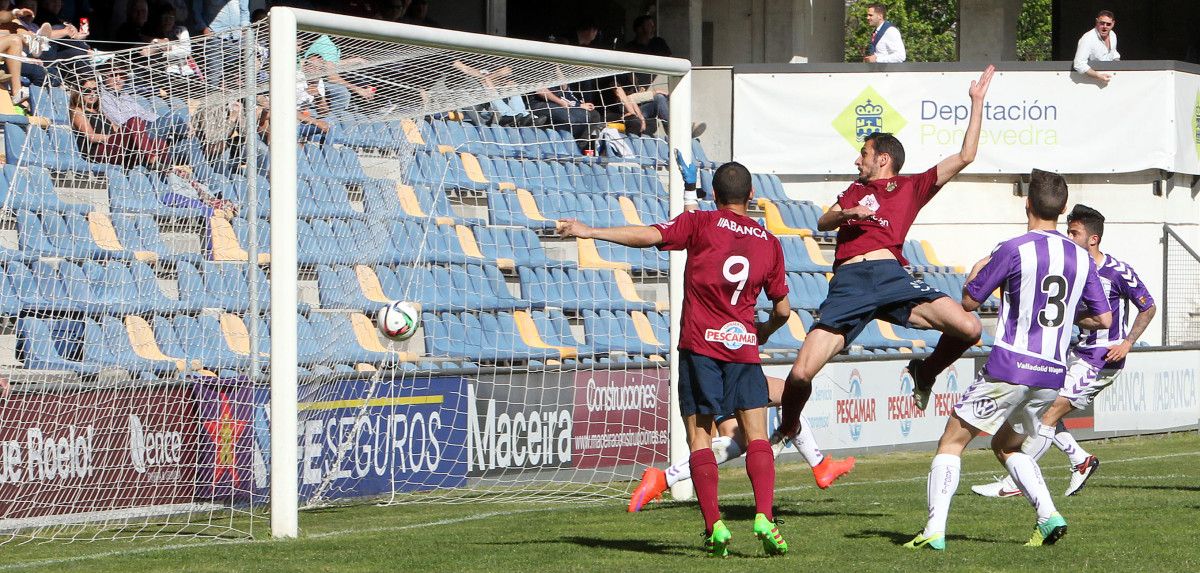 Capi consigue con este remate el gol del Pontevedra frente al Valladolid B en Pasarón