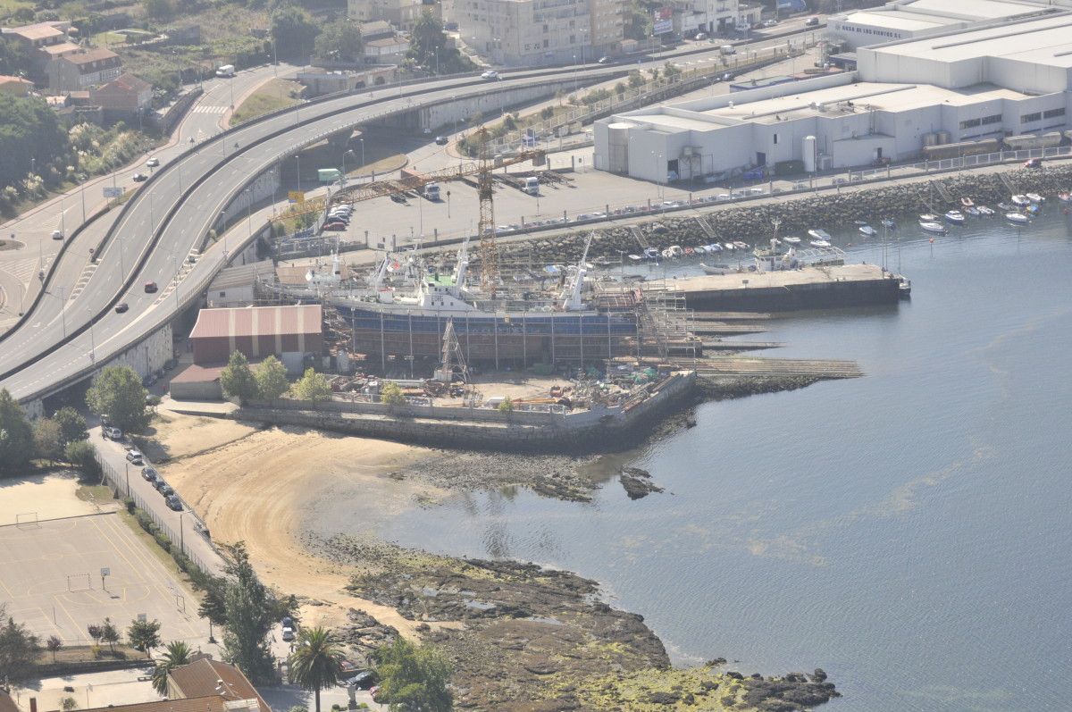 Puerto de Marín junto a la playa de Placeres