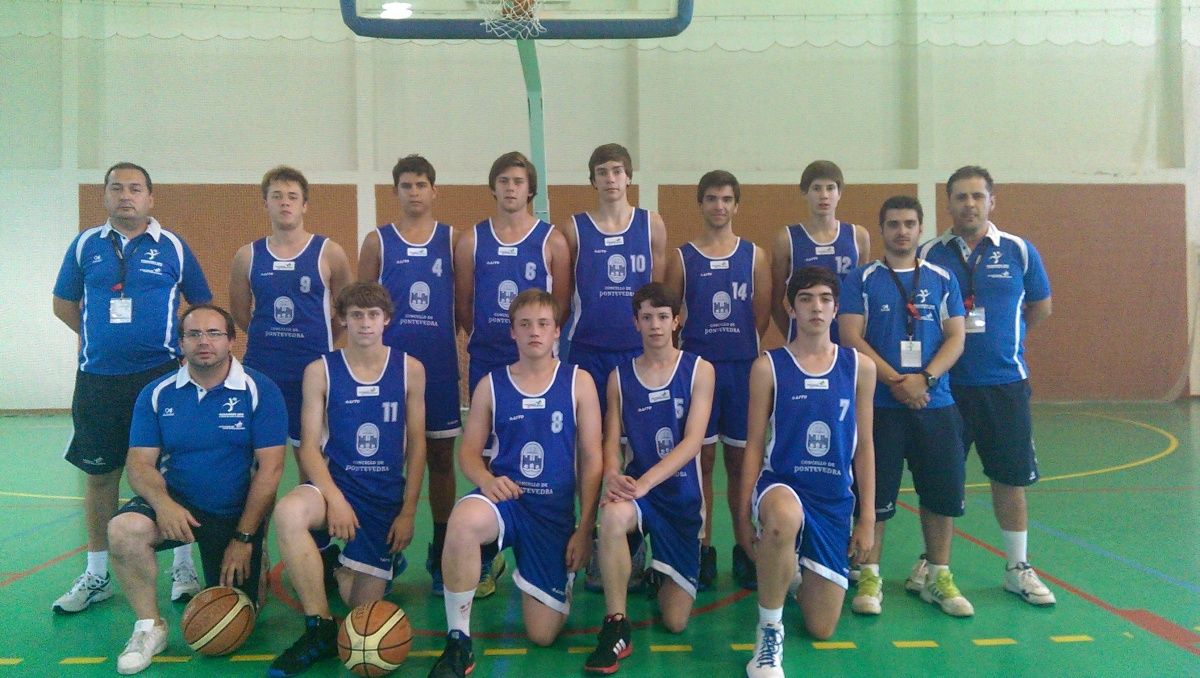 Equipo de baloncesto femenino de Pontevedra con el bronce de los Xogos do Eixo Atlántico