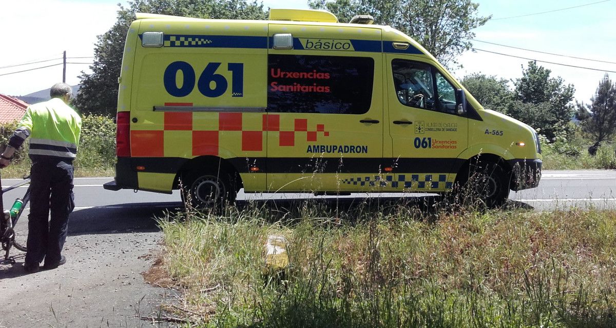 La ambulancia del 061 trasladó al ciclista herido