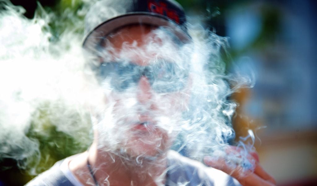 Un joven fumando un porro