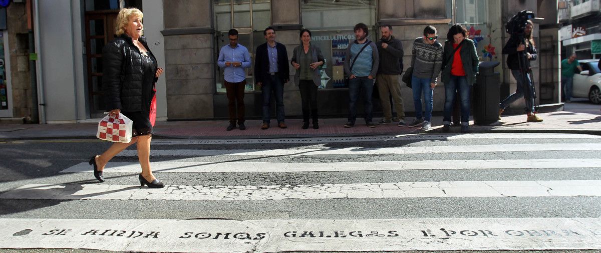 El Concello y la Deputación presentan la campaña para llenar los pasos de peatones con citas de Castelao y las Irmandades da Fala