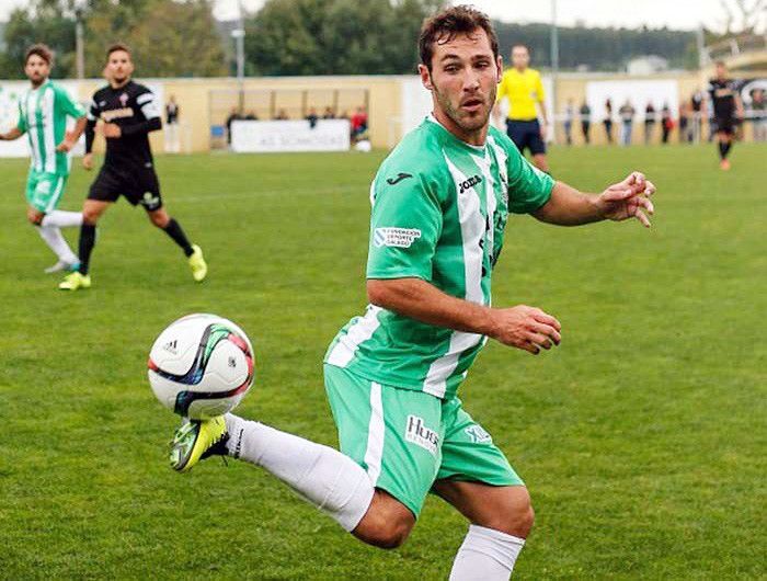 David Añón, con la camiseta del Somozas en un partido contra el Rácing de Ferrol