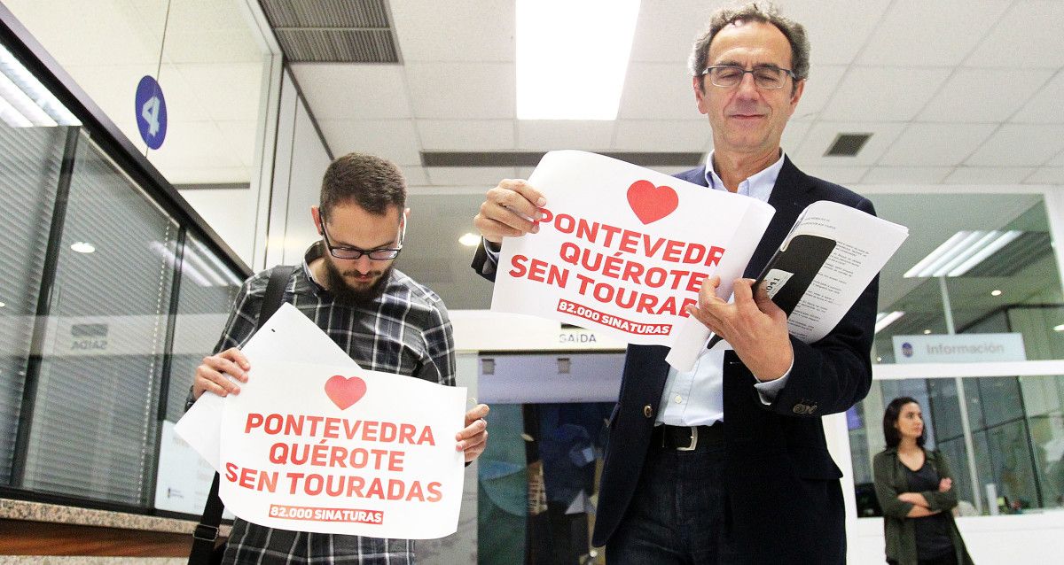 Luis Rei y Rubén Pérez, de la asociación Galicia mellor sen touradas, en el Concello