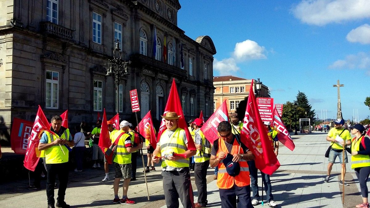 Marcha a pie entre Pontevedra y Vigo de los trabajadores del Parque de Maquinaria