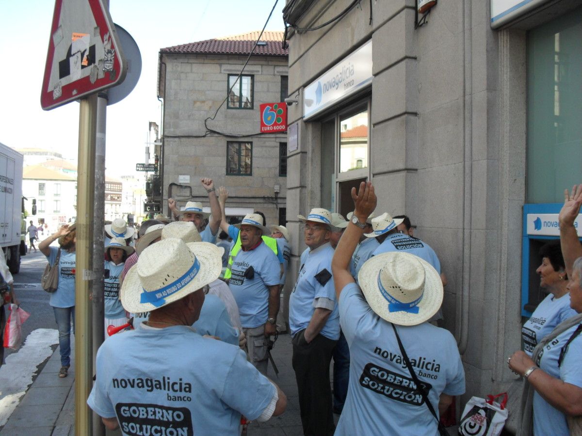 Protesta de los afectados de las preferentes de la Plataforma de Marín Pontevedra