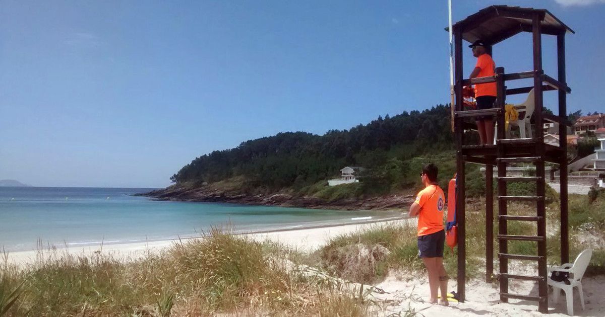 Primer fin de semana del verano con socorristas en la playa de Canelas