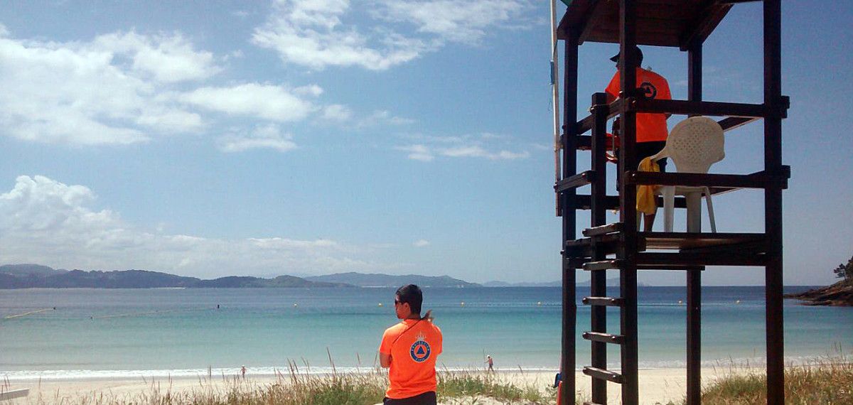 Socorristas en la playa de Canelas