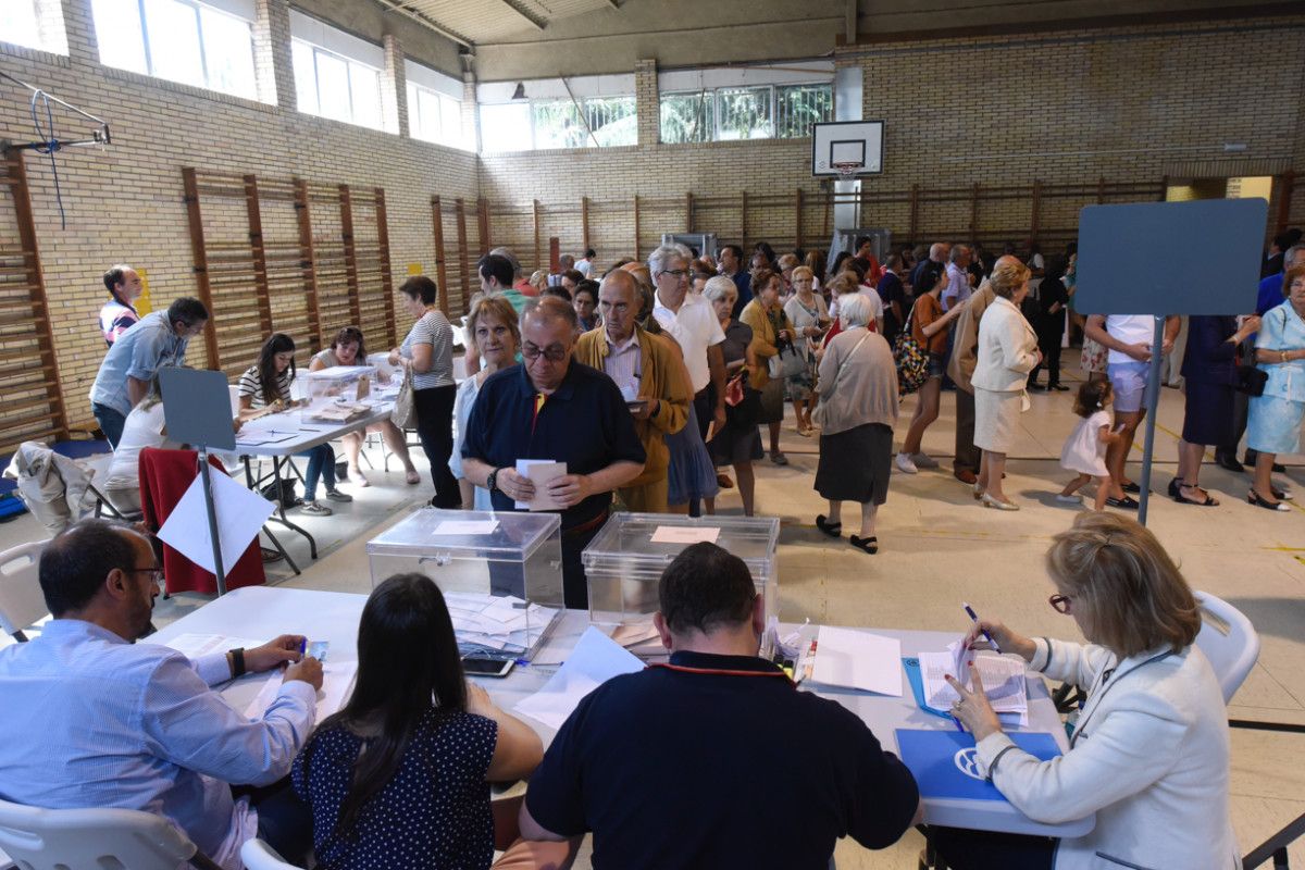 Gente votando en las elecciones generales del 26-J