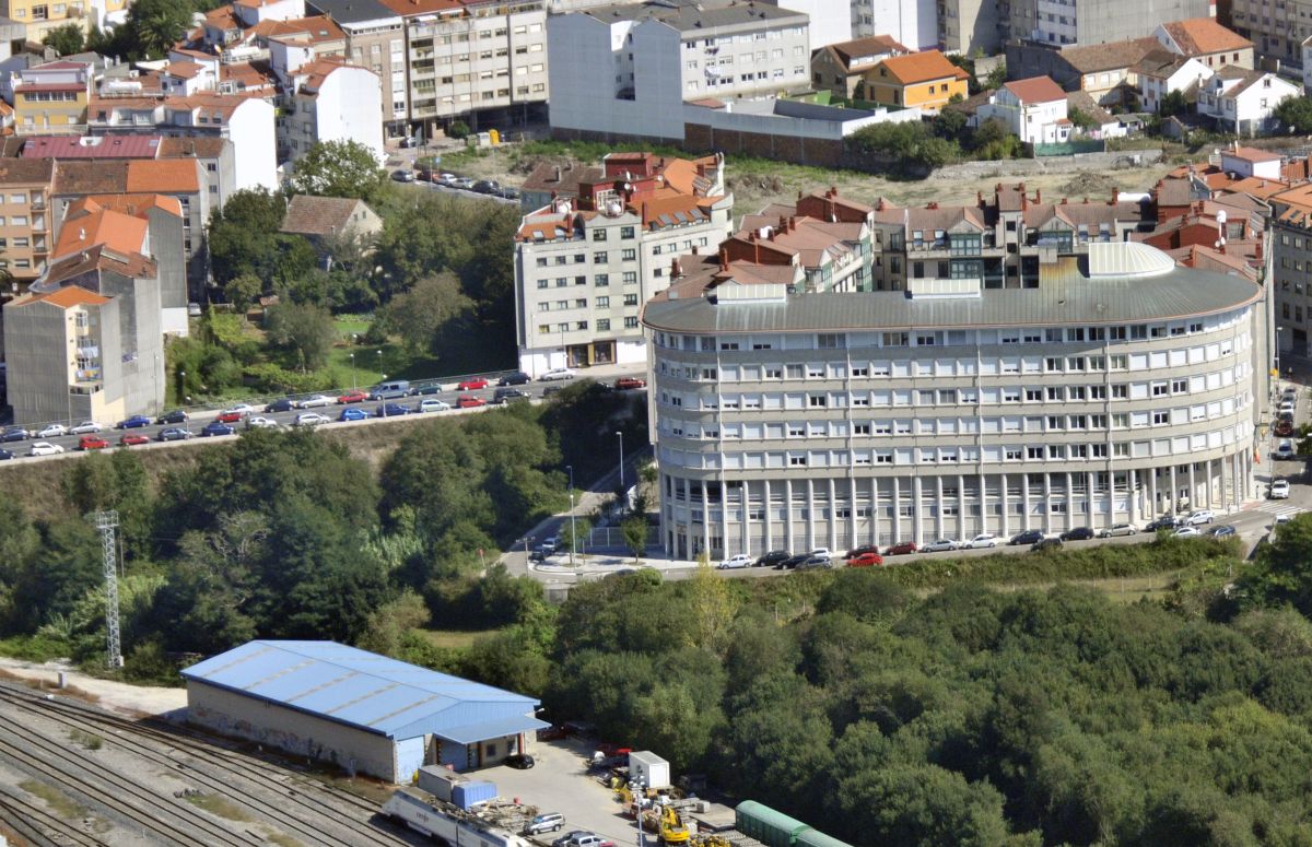 Vista aérea de los Juzgados de A Parda y la parcela (a la izquierda) para el nuevo edificio