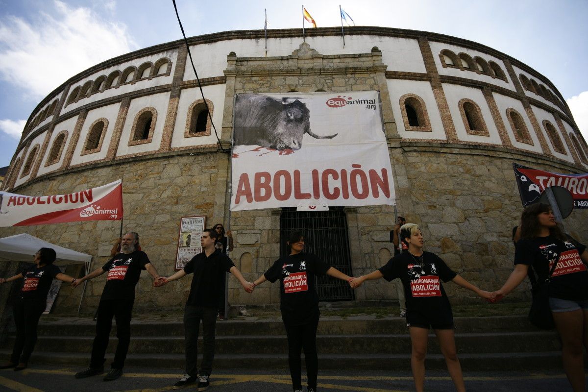 Cadena humana contra las corridas de toros en la Plaza de Toros de Pontevedra