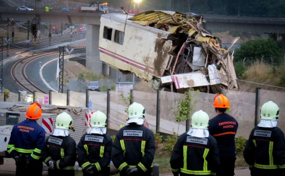 Estado en el que quedó el tren ALVIA tras descarrilar en Santiago de Compostela