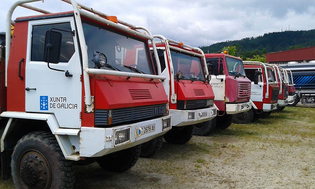 Motobombas de la Xunta aparcadas en la Xunqueira de Alba