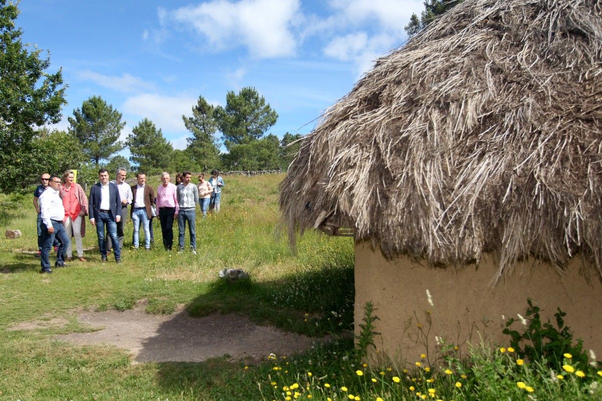 Visita do conselleiro de Cultura, Román Rodríguez, ao PAAR de Campo Lameiro