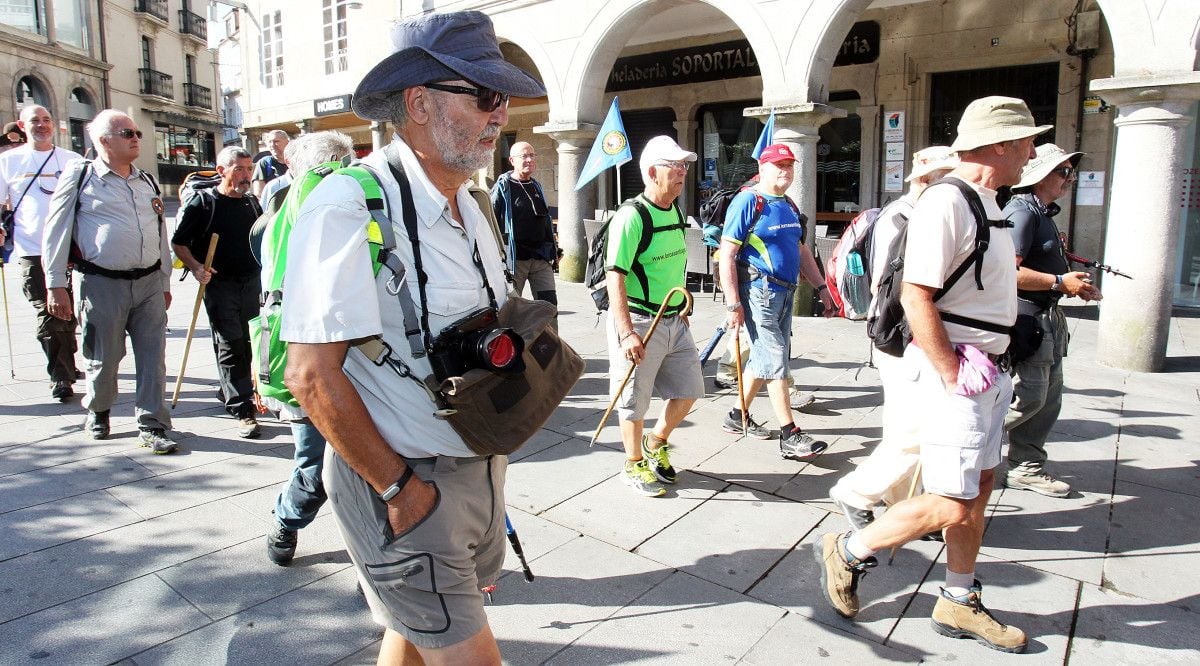 Medio centenar de "pingüirinos" cubren el último tramo del "Camino Antártico a Santiago"