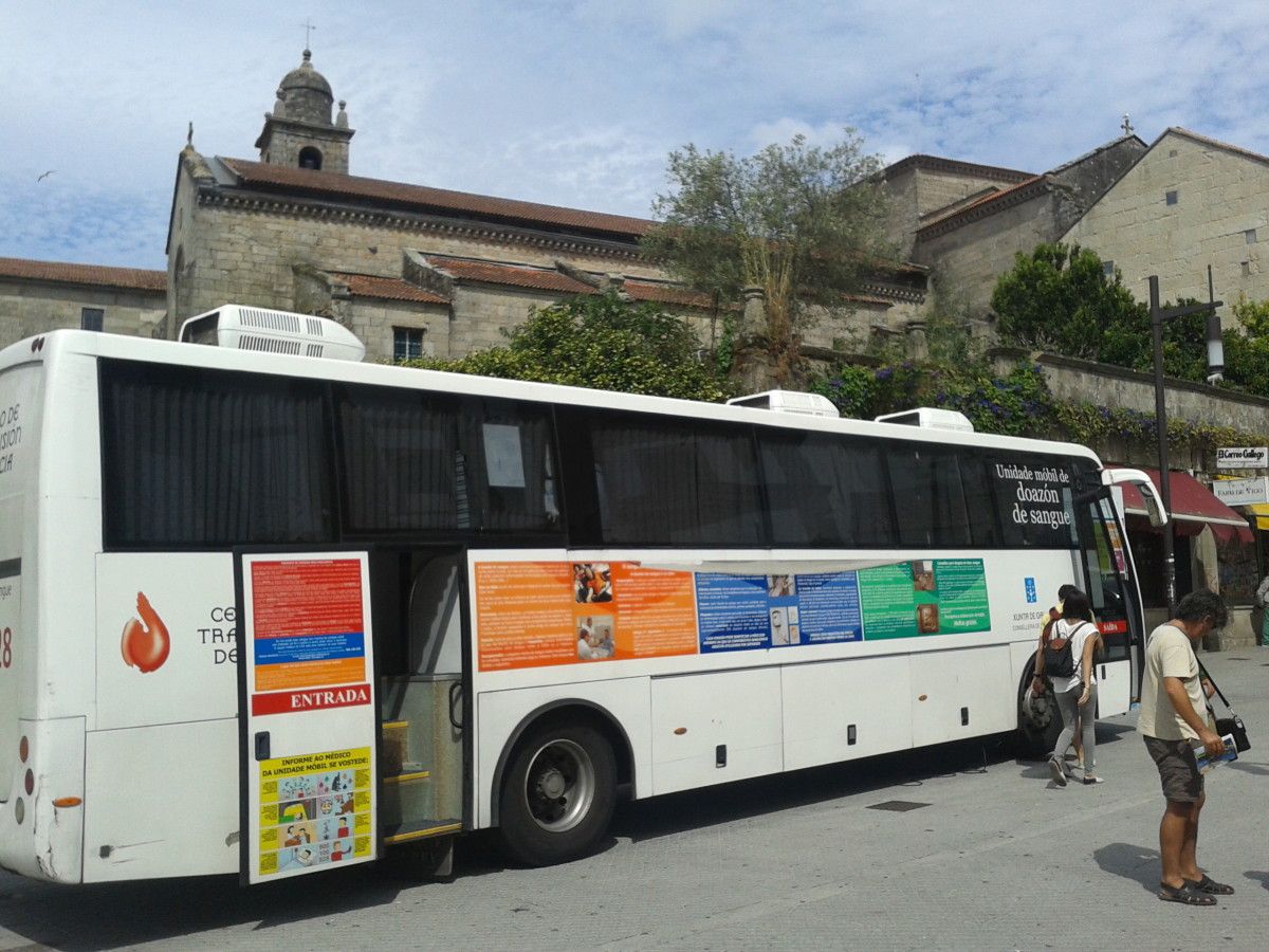 Interesados en donar ante la unidad móvil de donaciones en la Praza de Ourense