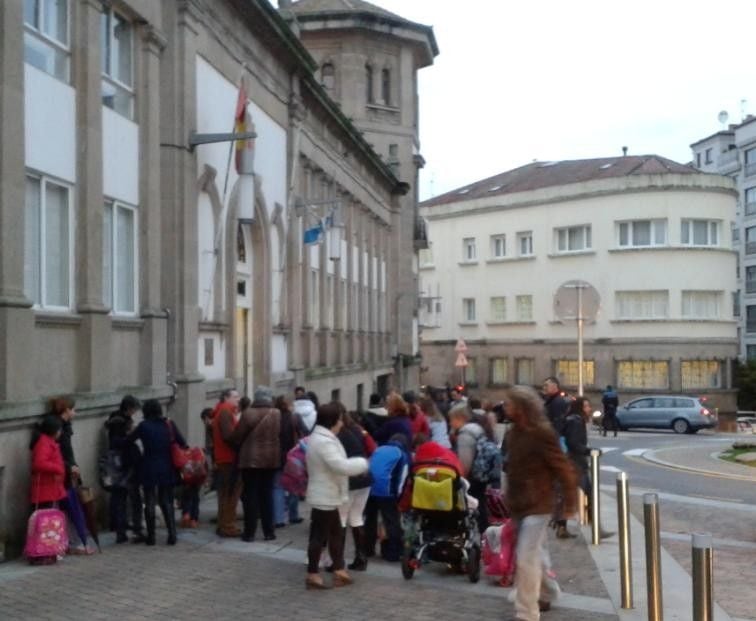 Alumnos a la entrada del Colegio Froebel (archivo)