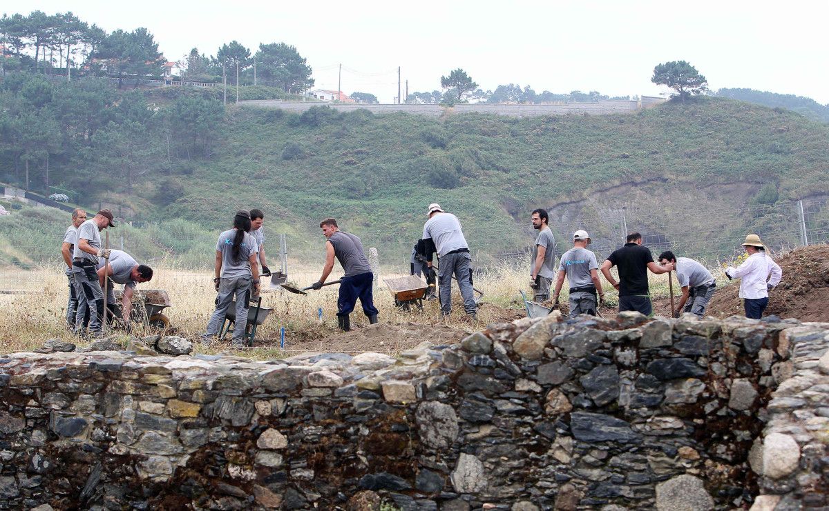 Trabajos de excavación en el yacimiento arqueológico de A Lanzada