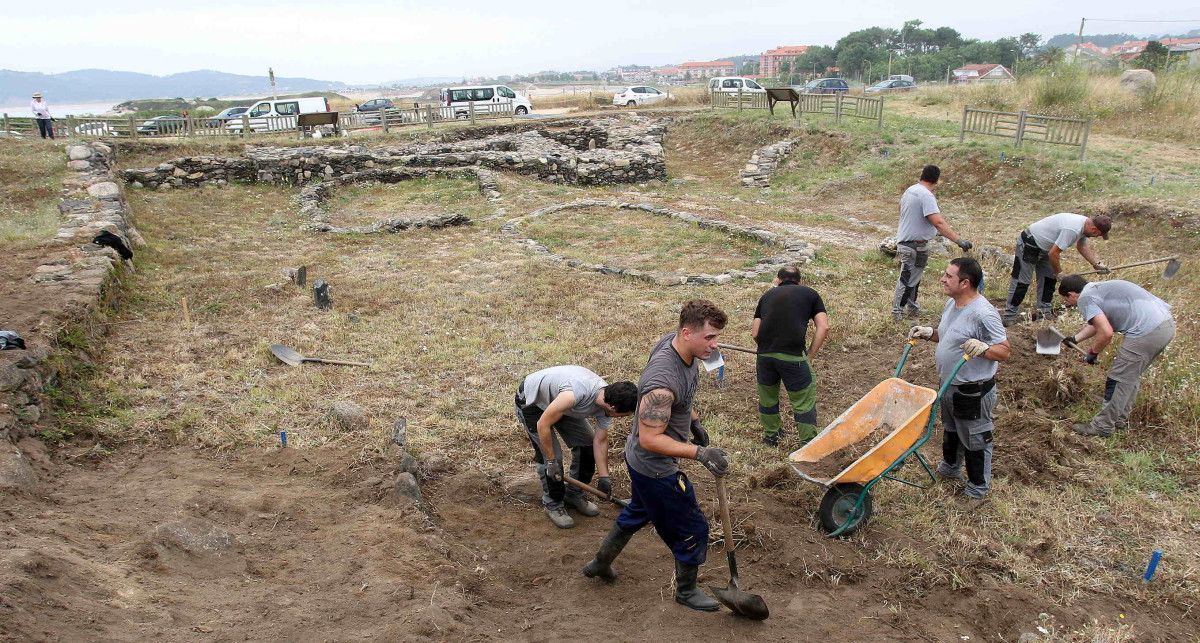 Trabajos de excavación en el yacimiento arqueológico de A Lanzada