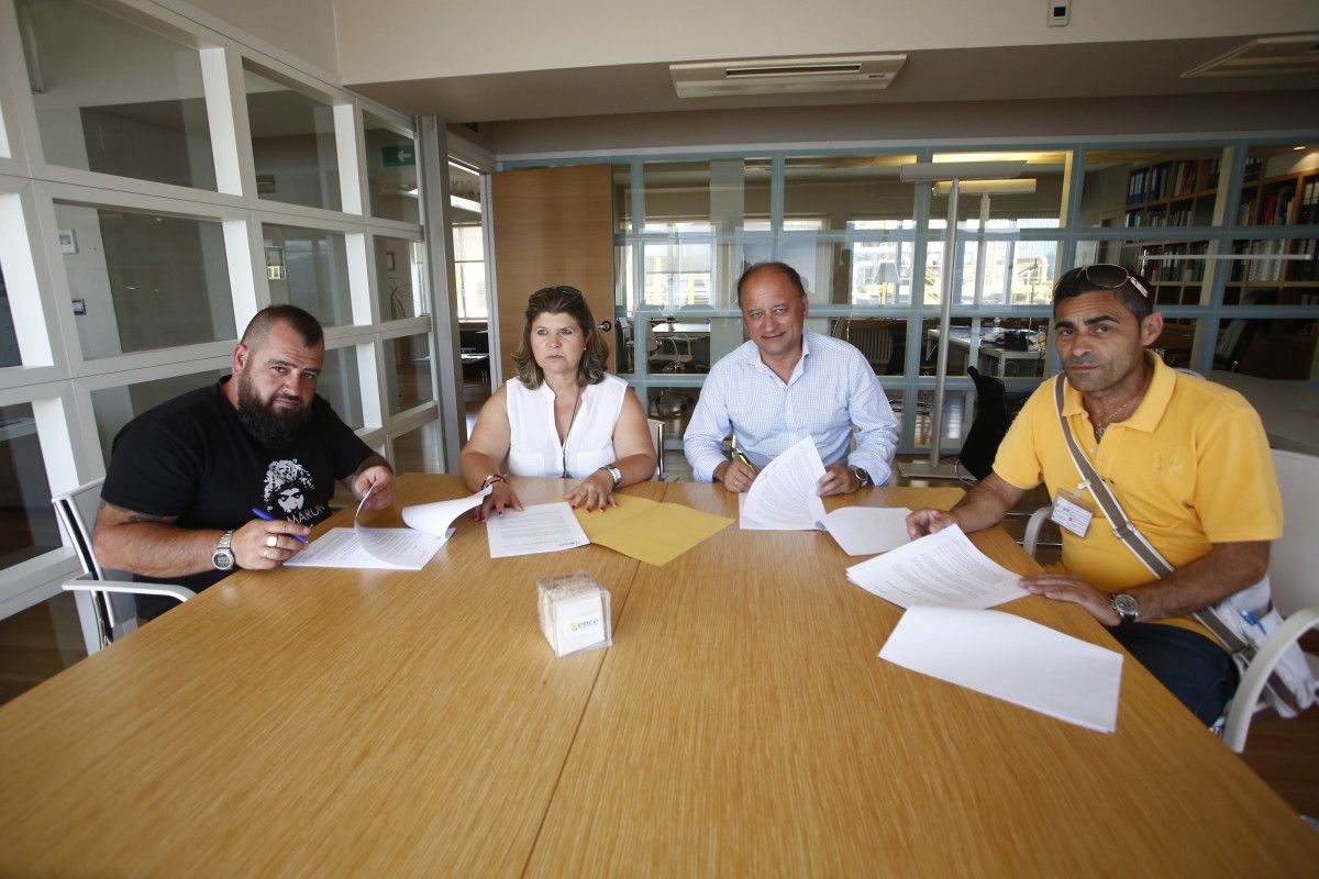 Firma del convenio entre Ence y las cofradías