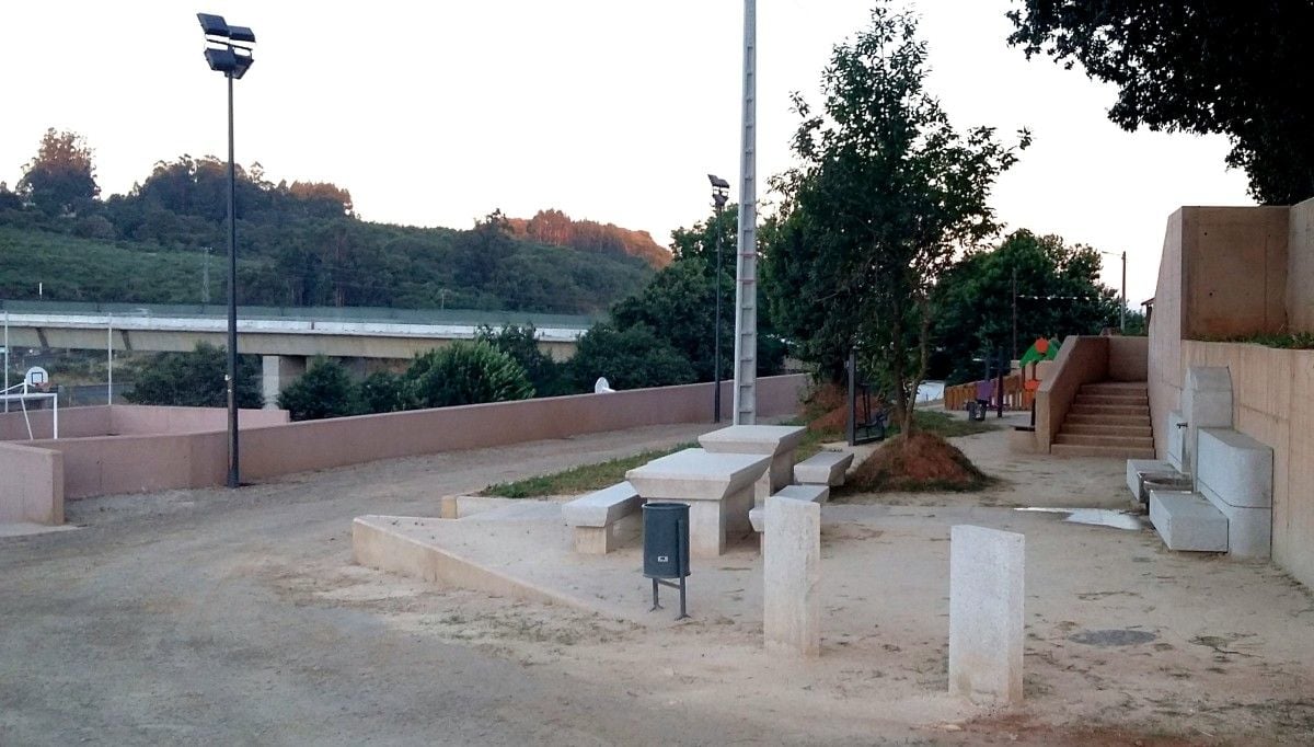 Zona de descanso para peregrinos y parque público creados en Angrois en recuerdo de la actuación vecinal en el accidente ferroviario de 24 de julio de 2013