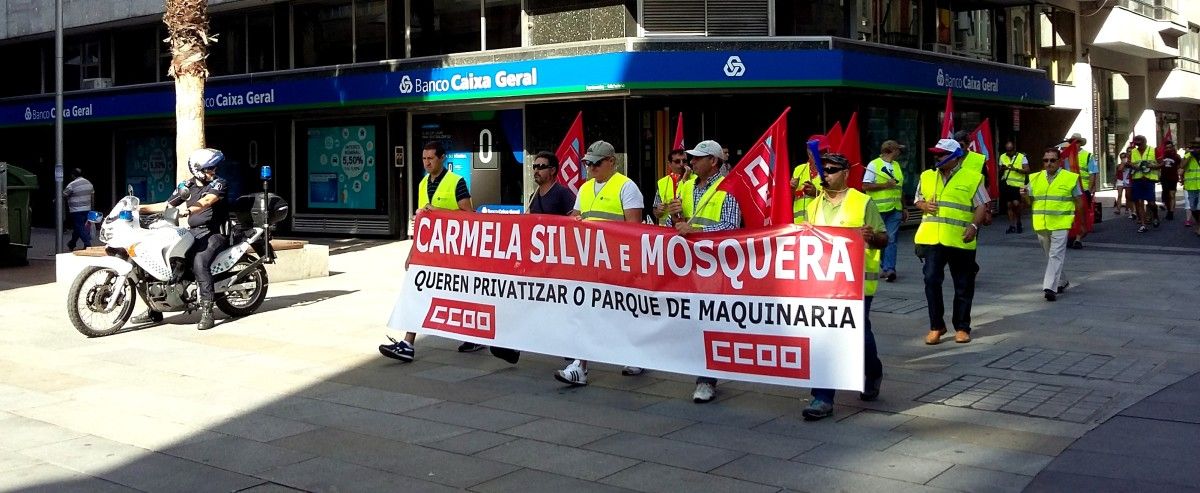 Manifestación de traballadores do Parque de Maquinaria desde o Pazo Provincial ata a estación de tren