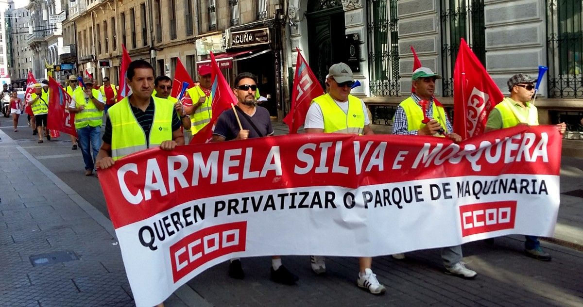 Manifestación de trabajadores del Parque de Maquinaria desde el Pazo Provincial hasta la estación de tren