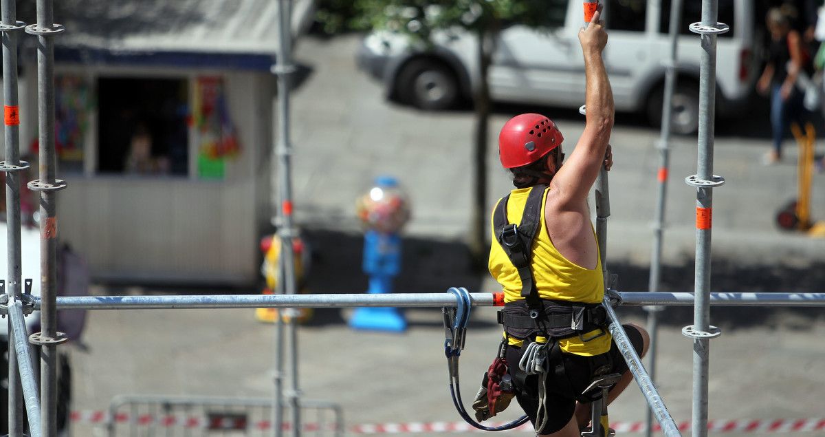 Un hombre trabaja montando un escenario