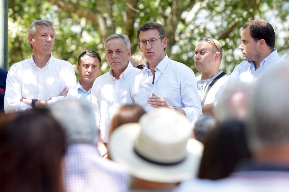 Encontro de Núñez Feijóo con veciños de Cotobade e Cerdedo na carballeira de San Xusto