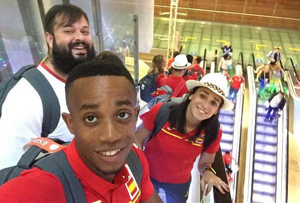 Jean Marie Okutu, durante a viaxe a Río de Janeiro co resto do equipo español