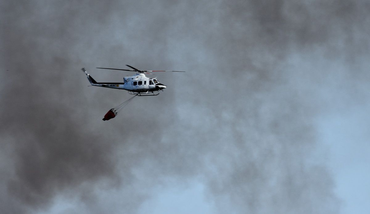 Medios aéreos no incendio forestal de Tenorio, en Cotobade (arquivo)