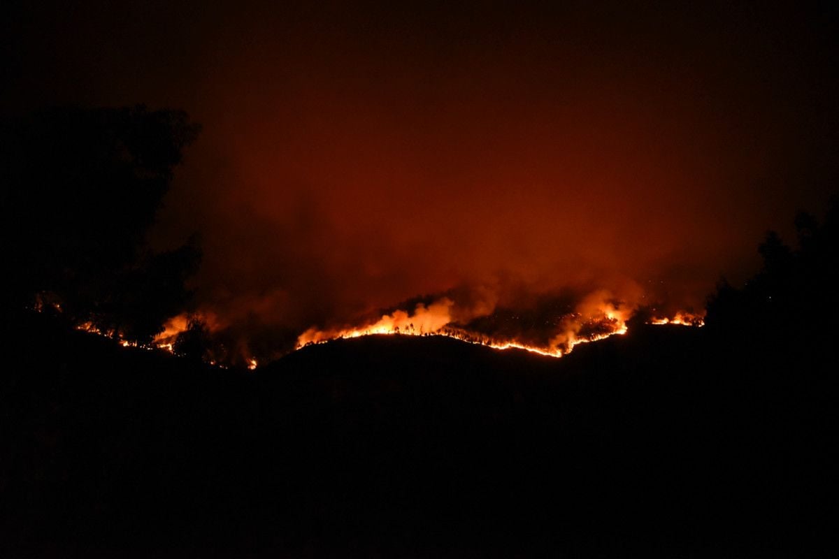 Tareas de extinción del incendio de Tenorio en el límite con Pontevedra