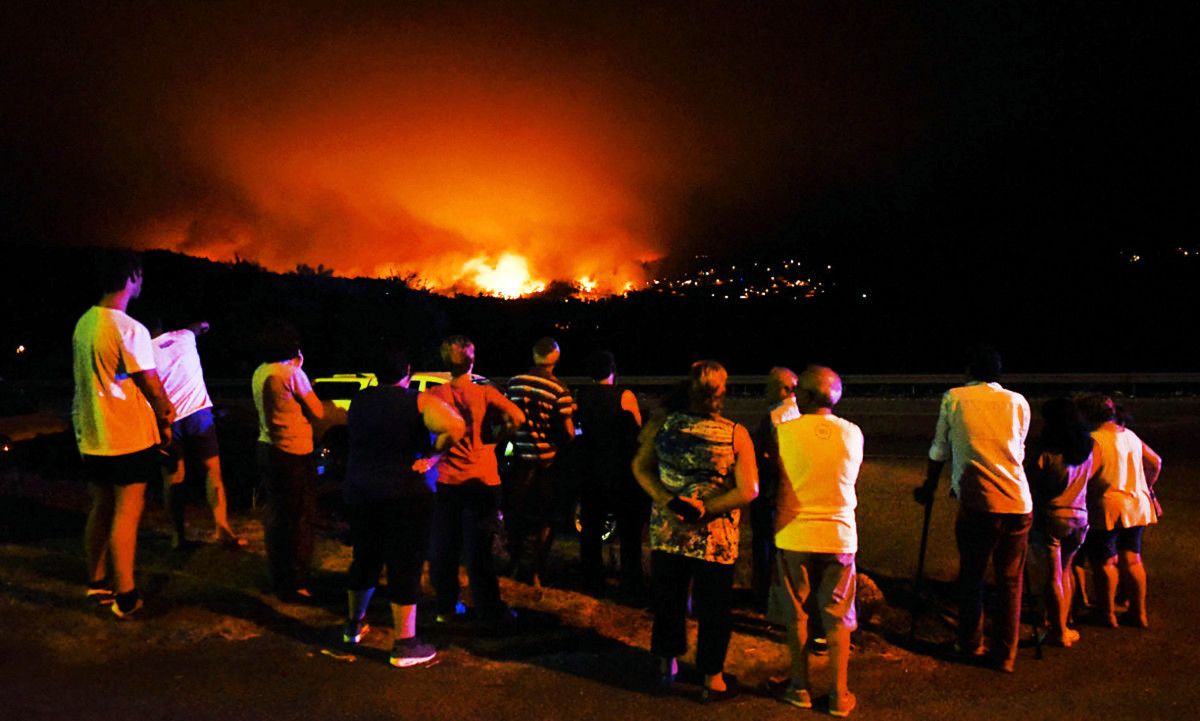 Tareas de extinción del incendio de Tenorio en el límite con Pontevedra