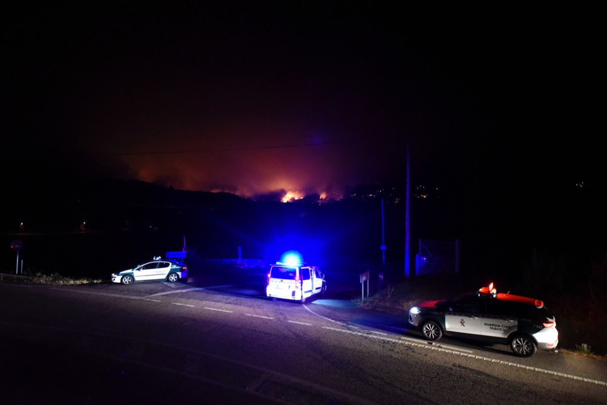 Tareas de extinción del incendio de Tenorio en el límite con Pontevedra