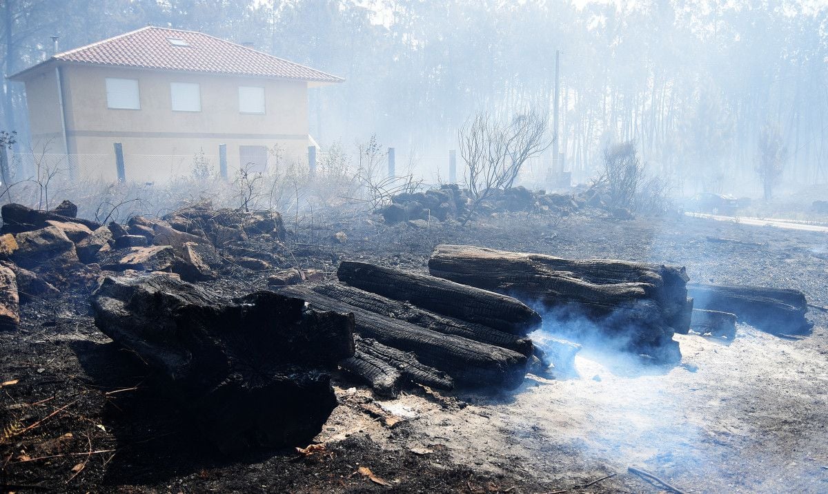 Casa afectada por el incendio forestal en Cotobade