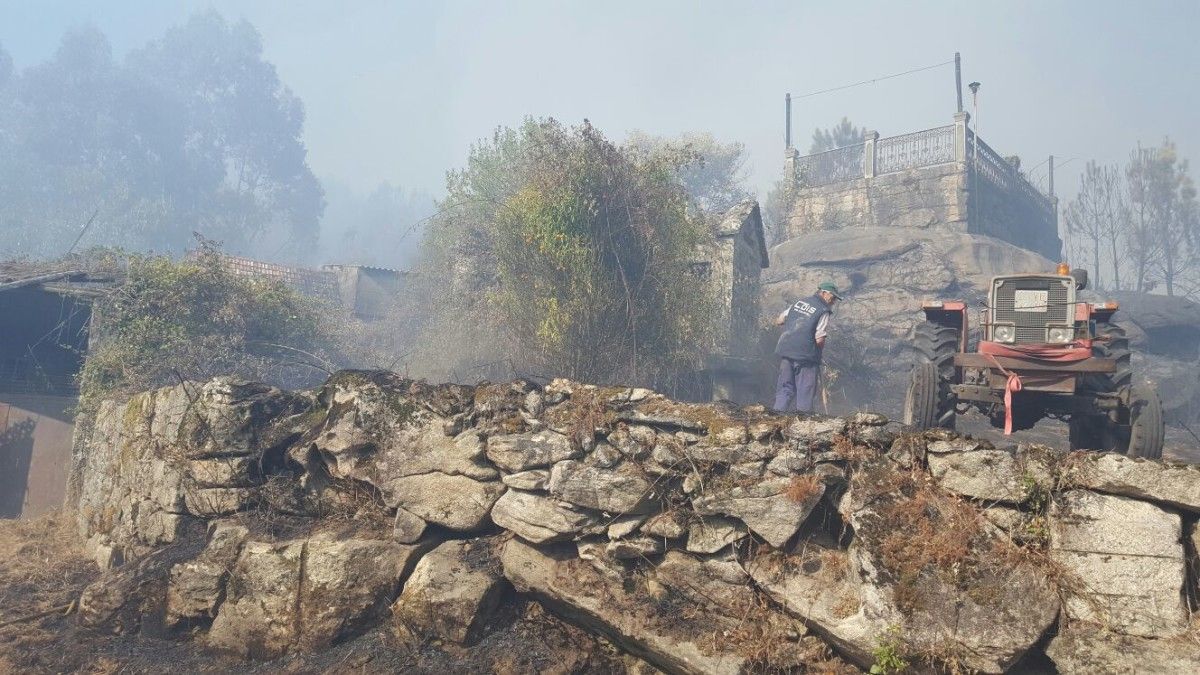 Incendio en O Rañadoiro y Acevedo en la parroquia de Ponte Sampaio