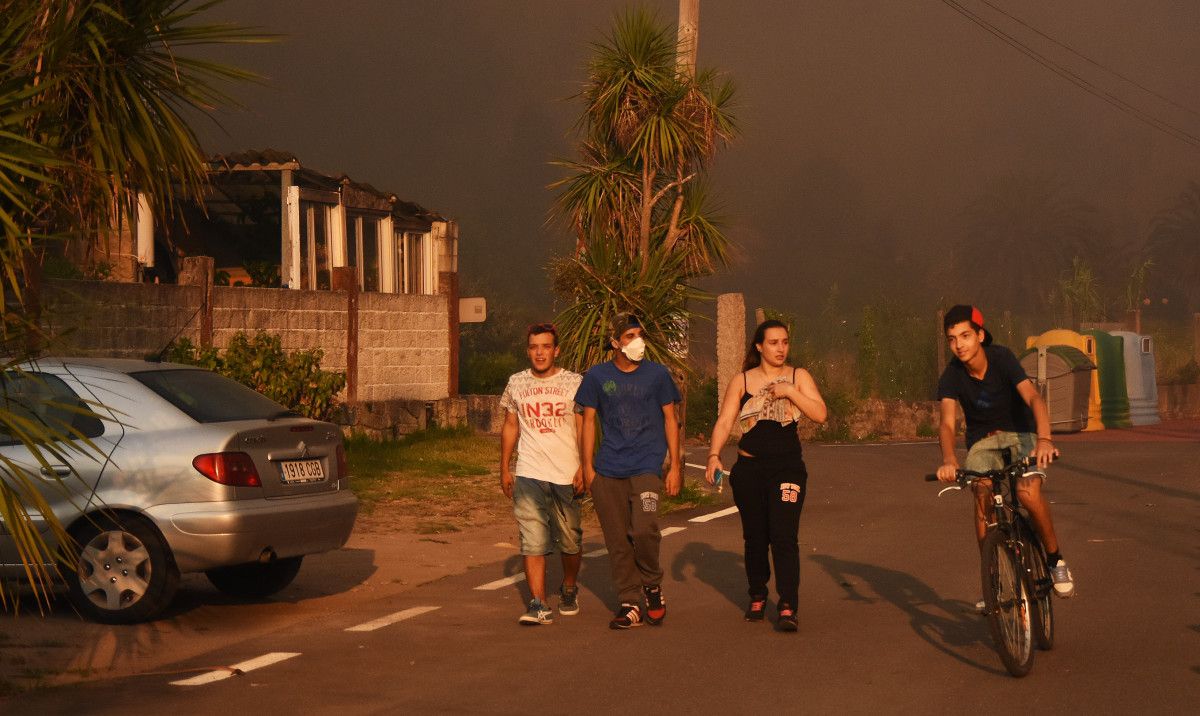 Tareas de extinción del incendio en O Rañadoiro y Acevedo,en Ponte Sampaio