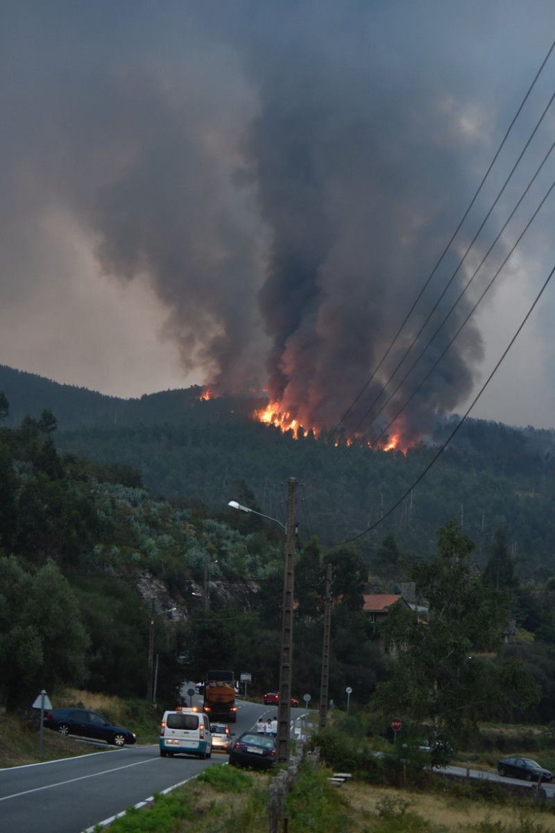 Labores de extinción del incendio de Carballedo