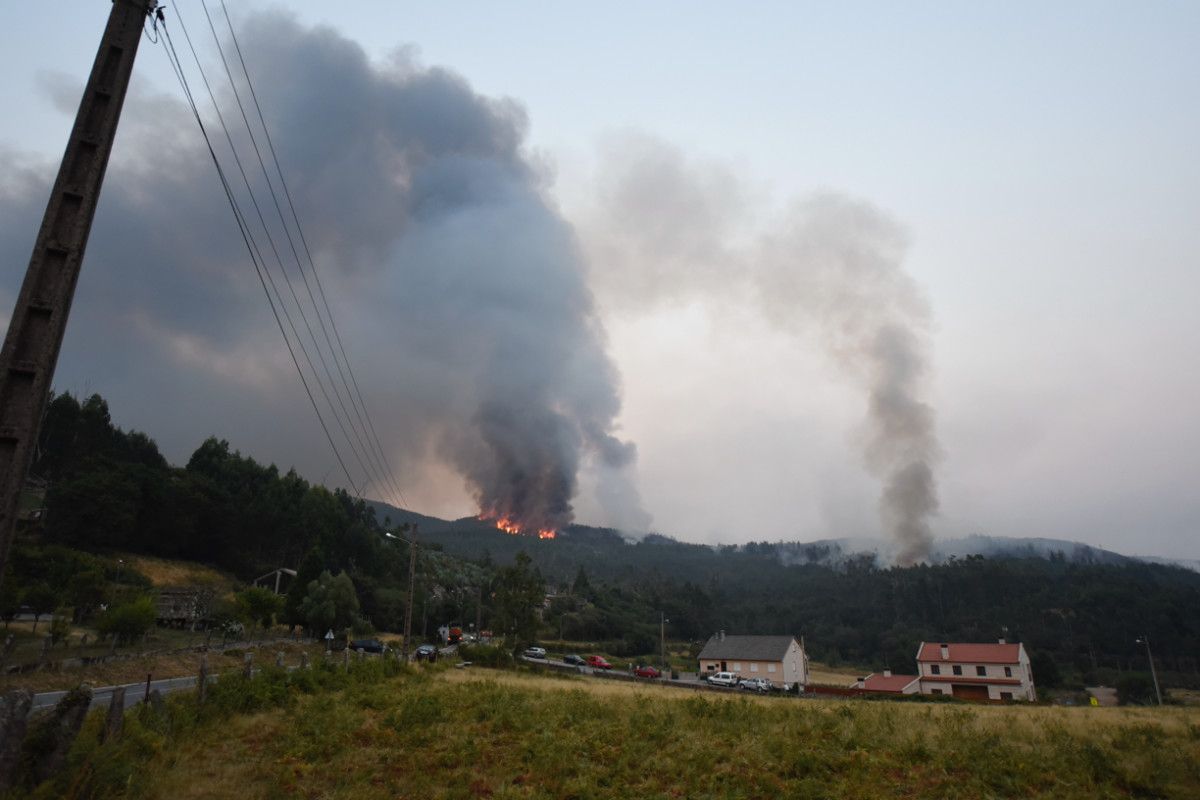 Labores de extinción del incendio de Carballedo