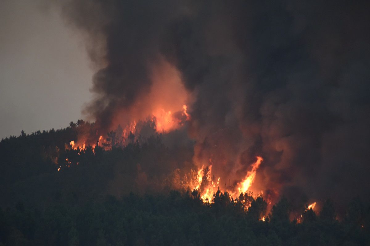 Labores de extinción del incendio de Carballedo