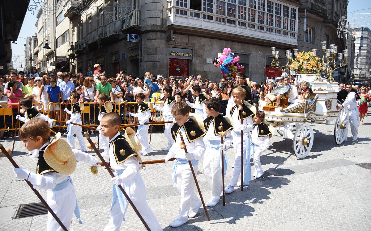 Traslado de la carroza procesional y ofrenda floral a la Peregrina