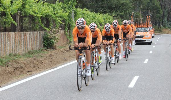 Los ciclistas de Euskatel-Euskadi probando el recorrido de la contrarreloj por equipos